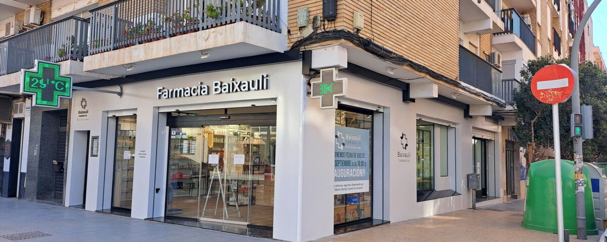 Fachada de Farmacia Baixauli después de la renovación y nueva rotulación.