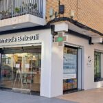 Fachada de Farmacia Baixauli después de la renovación y nueva rotulación.