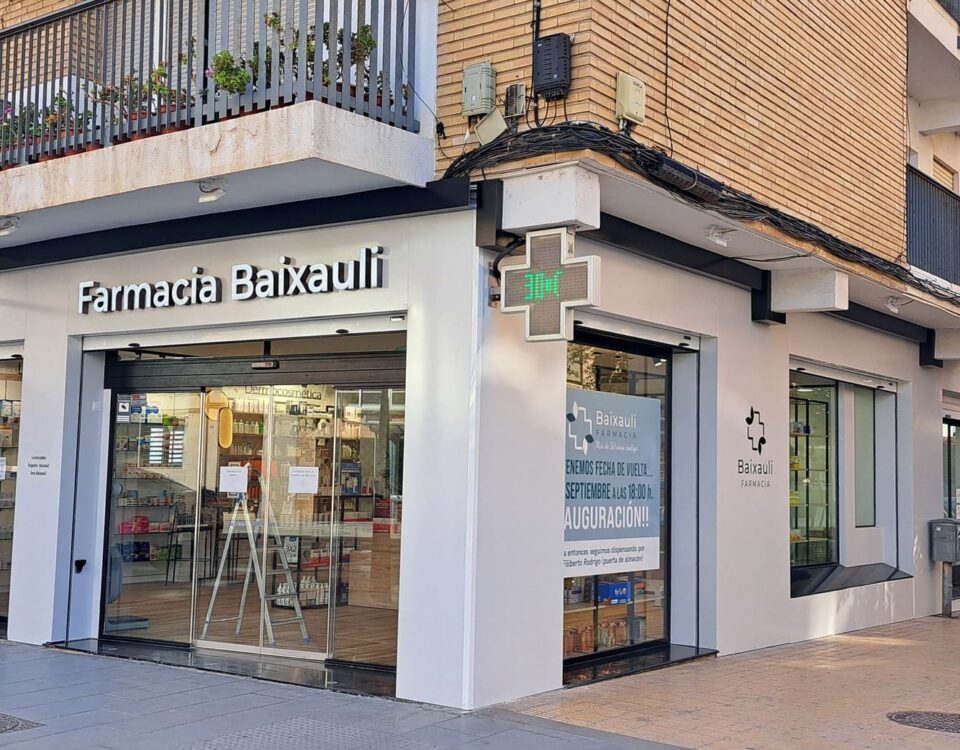 Fachada de Farmacia Baixauli después de la renovación y nueva rotulación.